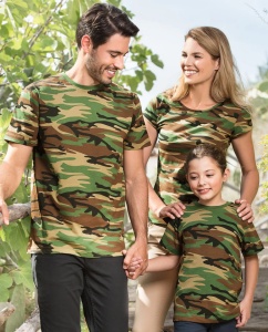 O familie formata din doi adulti si un copil relaxandu-se in natura imbracati in tricouri unisex camuflaj