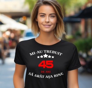 Femeie care poartă un tricou negru personalizat cu mesajul: ''Mi-au trebuit 45 de ani sa arat asa bine''