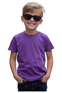 Tricou copii violet prezentat de un baiat copil