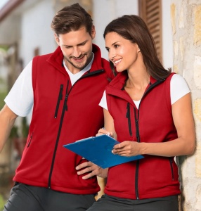 Femeie si barbat ce poarta vesta calduroasa fleece unisex de culoare rosu