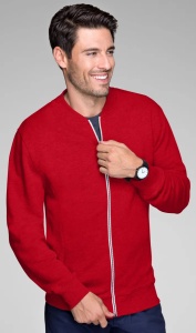 Barbat imbracat in bluza eleganta cu fermoar si buzunare de culoare rosu