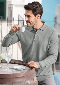 Barbat imbracat in bluza polo de culoare gri