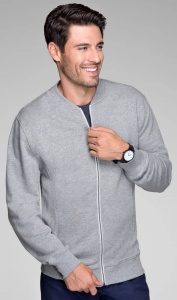 Barbat imbracat in bluza casual cu fermoar si buzunare ascunse de culoare gri inchis