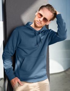 Barbat imbracat in hanorac cu gluga de culoare denim