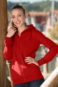 Femeie imbracata in hanorac tip bluza cu fermoar si 2 buzunare de culoare rosu
