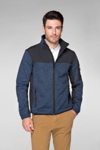 Barbat imbracat in jacheta geaca softshell barbati de culoare albastru midnight