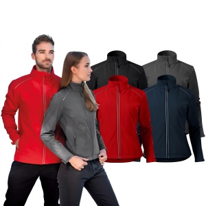 Imagine de prezentare pentru jacheta softshell impermeabila cu barbat si femeie prezentand culorile disponibile rosu, negru, gri, albastru