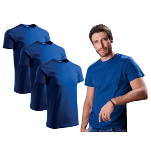 Barbat imbracat in tricou de culoare albastru regal prezentand setul de 3 tricouri