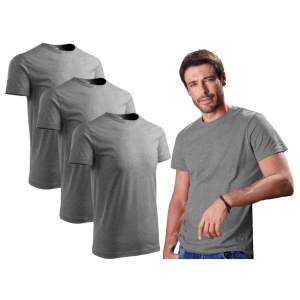Barbat imbracat in tricou de culoare gri inchis prezentand setul de 3 tricouri