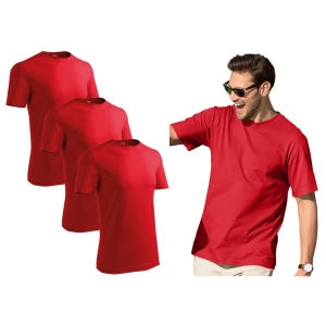 Barbat imbracat in tricou de culoare rosu prezentand setul de 3 tricouri