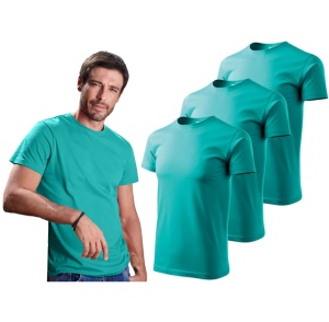Barbat imbracat in tricou de culoare verde smarald prezentand setul de 3 tricouri