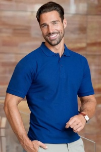 Barbat imbracat in tricou polo cu guler de culoare albastru regal