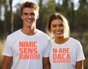 Un bărbat și o femeie purtând tricouri albe cu mesaje complementare. Tricoul bărbatului scrie 'NIMIC SENS SUNTEM', iar tricoul femeii scrie 'N-ARE DACA DESPARTITI', ambii zâmbind într-un decor natural.