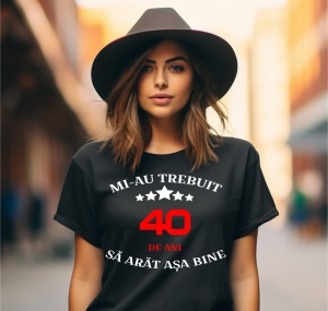 Femeie zâmbitoare purtând un tricou aniversar personalizat cu mesajul: ''Mi-au trebuit 40 de ani sa arat asa bine''