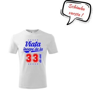 Tricou aniversar pentru barbati cu mesajul ''Viata incepe de la 33 ani''. Textul din balon spune 'Schimba varsta'
