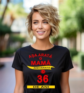Femeie zâmbitoare purtând un tricou cu mesajul: ''Așa arată o mamă adevărată la 36 de ani''