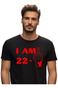 Tricou barbat personalizat cu varsta de 23 ani imbracat de un barbat atragator care prezinta tricoul primit cadou de ziua lui