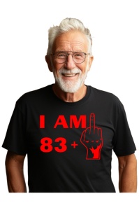 Tricou barbat personalizat cu varsta de 84 ani imbracat de un barbat atragator care prezinta tricoul primit cadou de ziua lui