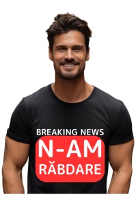 Bărbat purtând un tricou negru cu un design amuzant, care include textul ‘BREAKING NEWS N-AM RĂBDARE’ scris în alb și roșu, în stilul unui anunț de știri.