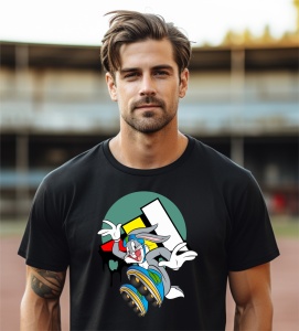 Bărbat cu păr ondulat purtând un tricou negru cu un design colorat care îl înfățișează pe Bugs Bunny sărind, pe un fundal geometric verde și galben, fotografiat pe un stadion în aer liber.