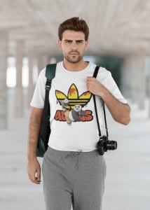 Bărbat purtând un tricou alb cu un design colorat, ce include personaje animate(KungFu Panda) și un logo reinterpretat, echipat cu o cameră foto și un rucsac, pozând într-un spațiu deschis, luminat natural.