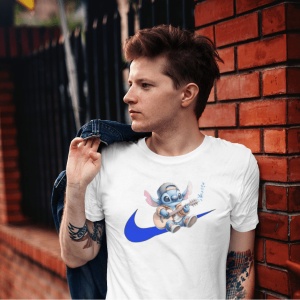 Tânăr îmbrăcat într-un tricou alb, decorat cu un personaj animat albastru(Stitch) cântând la chitară, așezat deasupra unui logo stilizat albastru.