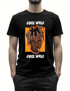 Bărbat purtând un tricou negru cu imprimeu grafic al artistului Juice WRLD, reprezentat într-un stil artistic cu un portret pe fundal portocaliu și numele Juice WRLD scris sus și jos în font alb stilizat.