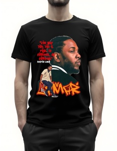 Bărbat purtând un tricou negru cu imprimeu grafic al artistului Kendrick Lamar, cu un portret lateral al acestuia, un citat motivațional în roșu și numele Lamar scris în stil graffiti în partea de jos.