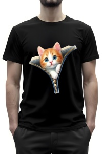 Bărbat purtând un tricou negru cu un design grafic foarte realist. Tricoul are imprimat un fermoar deschis în formă de „V”, iar din spatele fermoarului apare un pisoi adorabil cu blana portocalie și albă, având ochi mari și expresivi, de culoare albastră.