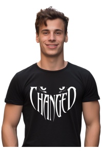 Un tânăr zâmbitor poartă un tricou negru cu un design grafic intens. Textul de pe tricou spune ‘CHANGED’ cu un font alb distinctiv și alungit, iar deasupra cuvântului se află o pereche de ochi albi, oferind un efect dramatic. Designul sugerează transforma