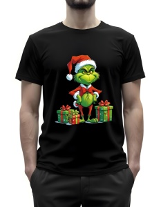 Tricou negru cu un design de Crăciun ce prezintă un personaj verde cunoscut(Grinch), îmbrăcat în costum de Moș Crăciun și stând cu mâinile pe șolduri. Personajul este flancat de două cadouri împachetate festiv, având o expresie jucăușă și ironică, sugerân