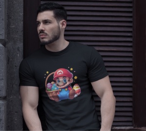 Bărbat purtând un tricou negru cu un design festiv de Paște care îl înfățișează pe Mario, personajul din jocurile video, așezat lângă un coș cu ouă colorate și stele decorative. Fundalul este un perete cu obloane din lemn într-un cadru urban.