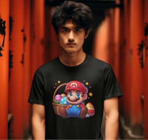 Tânăr purtând un tricou negru cu un design festiv de Paște care îl înfățișează pe Mario, personajul iconic din jocurile video, așezat lângă un coș cu ouă colorate și stele decorative. Fundalul este decorat cu stâlpi roșii și negri, într-un cadru tradițion