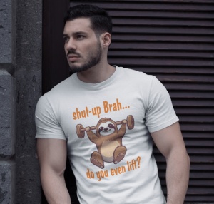 Un bărbat purtând un tricou alb cu un design amuzant ce înfățișează un leneș ridicând greutăți, cu textul 'shut-up Brah... do you even lift?', pozând într-un mediu urban.
