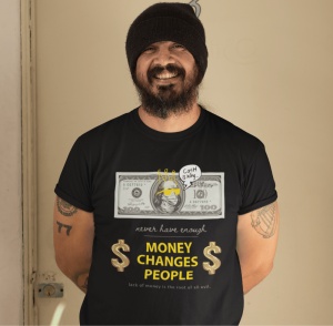 Bărbat zâmbitor cu barbă și căciulă neagră, purtând un tricou negru cu un design amuzant care ilustrează un bancnotă de 100 de dolari și textul 'Money Changes People'. Designul include o bulă de dialog cu mesajul 'Cash is king'.