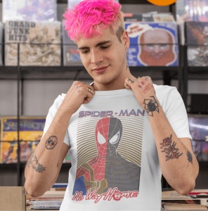 Tânăr cu păr roz și tatuaje, purtând un tricou alb cu design inspirat din filmul 'Spider-Man: No Way Home', într-un magazin de discuri.