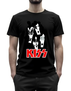 Tricou negru cu un design inspirat de trupa KISS, prezentând portretele stilizate ale celor patru membri în alb și negru, cu logo-ul KISS în roșu în partea de jos.