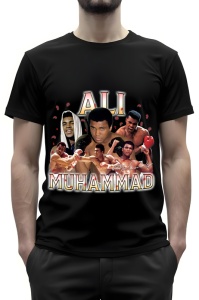 Tricou negru cu un colaj de imagini ale legendarului boxer Muhammad Ali în diverse ipostaze din cariera sa, având mănuși de box roșii. Numele 'Ali' este scris deasupra în font mare, iar 'Muhammad' apare dedesubt, în culori aurii, oferind un omagiu celebru
