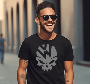 Bărbat zâmbitor cu tatuaje pe braț, purtând ochelari de soare și un tricou negru cu un design personalizat de craniu stilizat și sigla Volkswagen, fotografiat într-un mediu urban cu arcade.