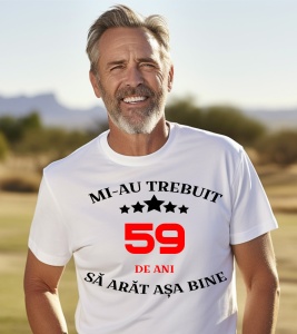 Un bărbat purtând un tricou alb cu mesajul: „Mi-au trebuit 59 de ani să arăt așa bine”