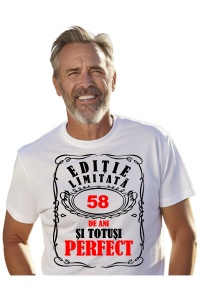 Un bărbat purtând un tricou alb cu mesajul: „Ediție limitată, 58 de ani și totuși perfect”. Bărbatul afișează o atitudine veselă și pozitivă.