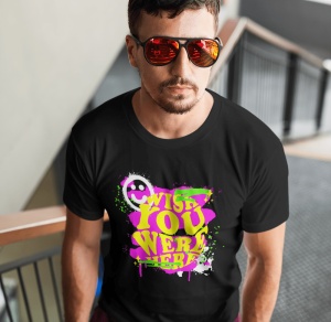 Un bărbat purtând ochelari de soare cu lentile roșii, îmbrăcat într-un tricou negru cu textul 'Wish You Were Here' scris în culori neon, galben și roz, pe un fundal de vopsea stropită verde și roz. Bărbatul stă pe un coridor modern.
