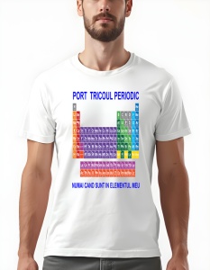 Bărbat purtând un tricou alb cu inscripția „PORT TRICOLUL PERIODIC” și un design al tabelului periodic este ideal pentru pasionații de știință și chimie. Mesajul „NUMAI CAND SUNT IN ELEMENTUL MEU” adaugă o notă umoristică, făcându-l un cadou perfect pentr