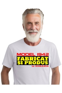 Tricou Barbat Personalizat cu anul nasterii 1942 imbracat de un barbat care a primit cadou tricoul personalizat