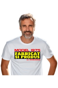 Tricou Barbat Personalizat cu anul nasterii 1975 imbracat de un barbat care a primit cadou tricoul personalizat