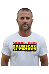 Tricou Barbat Personalizat cu anul nasterii 1985 imbracat de un barbat care a primit cadou tricoul personalizat