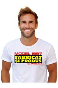 Tricou Barbat Personalizat cu anul nasterii 1997 imbracat de un barbat care a primit cadou tricoul personalizat