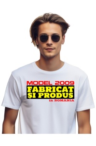 Tricou Barbat Personalizat cu anul nasterii 2009 imbracat de un barbat care a primit cadou tricoul personalizat