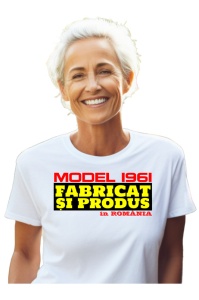 Tricou cadou dama personalizat cu anul nasterii 1961 purtat de o femeie care este bucurasa de tricoul primit cadou