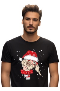 Bărbat purtând un tricou negru cu un design festiv de Crăciun, înfățișând un câine simpatic purtând o căciulă de Moș Crăciun roșie și un fular, cu limba scoasă și expresie jucăușă.